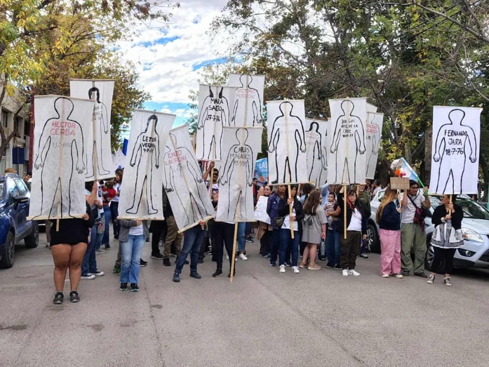 En este momento estás viendo Memoria, verdad y justicia: multitudinario acto en Cipolletti por el 24 de marzo
