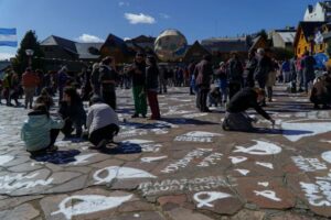 Lee más sobre el artículo Pañuelos, flores y memoria: Bariloche recordó a las víctimas de la dictadura