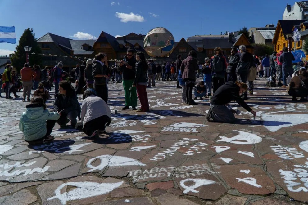 En este momento estás viendo Pañuelos, flores y memoria: Bariloche recordó a las víctimas de la dictadura
