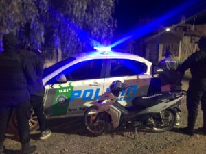 Lee más sobre el artículo Persecución, disparos y detenciones: secuestran armas y chalecos similares a los policiales en General Roca