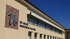 Lee más sobre el artículo Paro docente y crisis salarial complican el inicio de clases en la Universidad Nacional de Río Negro