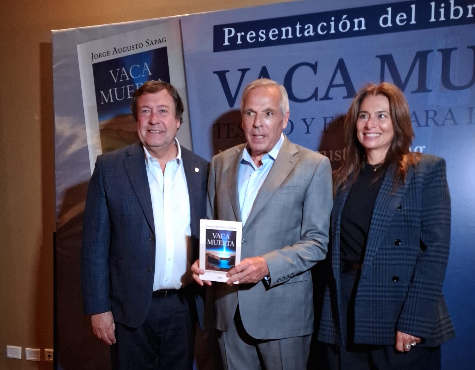 En este momento estás viendo Sapag presentó su libro y repasó el nacimiento de Vaca Muerta como política de Estado