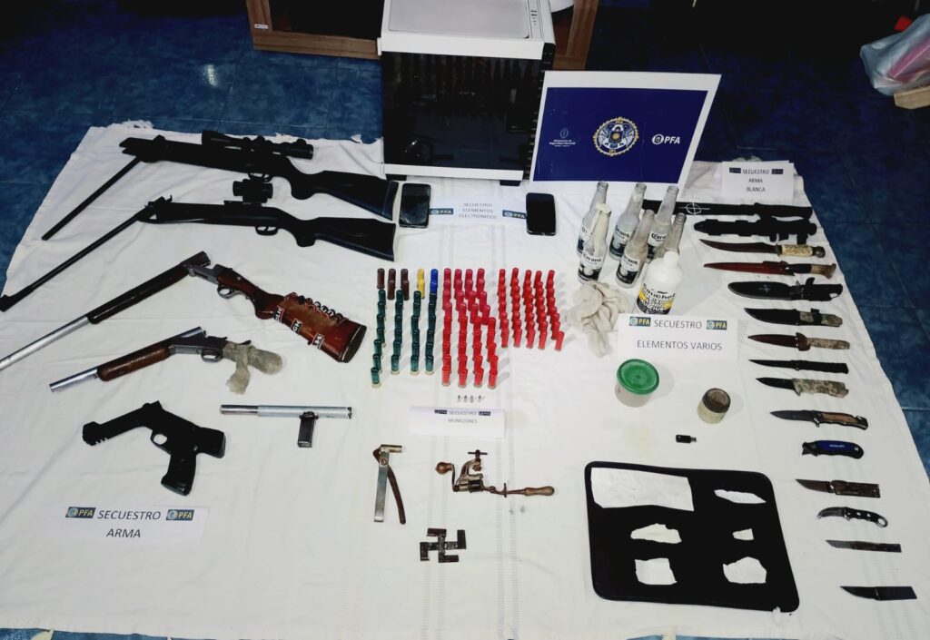 Nazismo 2.0 con arsenal casero: el DFI allanó la casa de un joven en Cordero