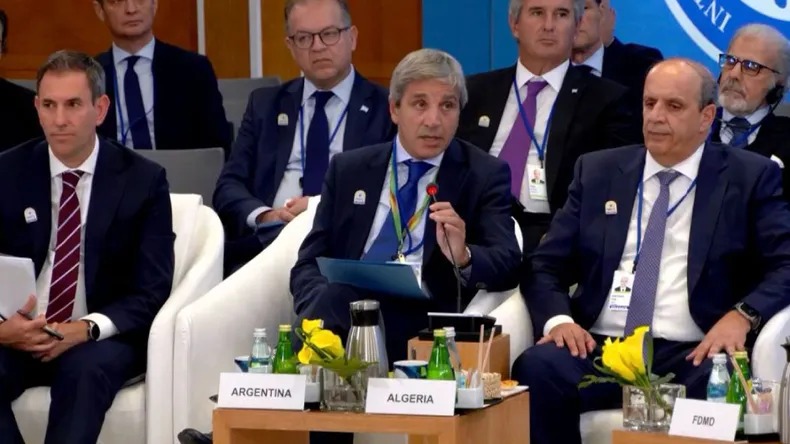Lee más sobre el artículo Luis Caputo viaja a la asamblea del FMI en busca de destrabar un desembolso de u$s1.000 millones