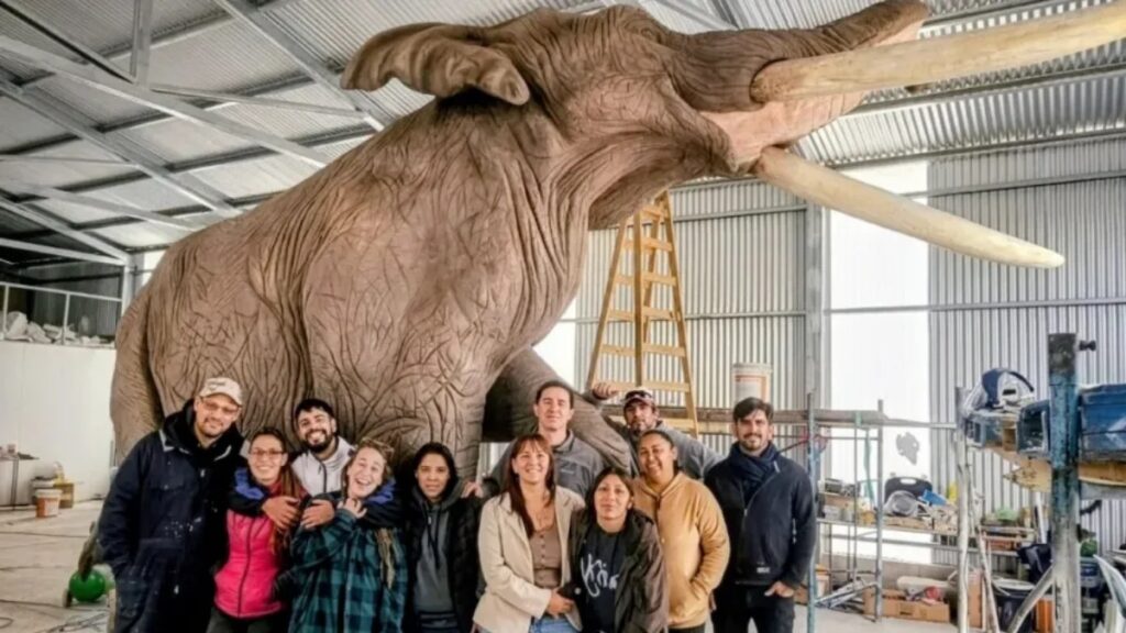 El Paleoparque de Comallo sorprende con un mastodonte gigante a escala real