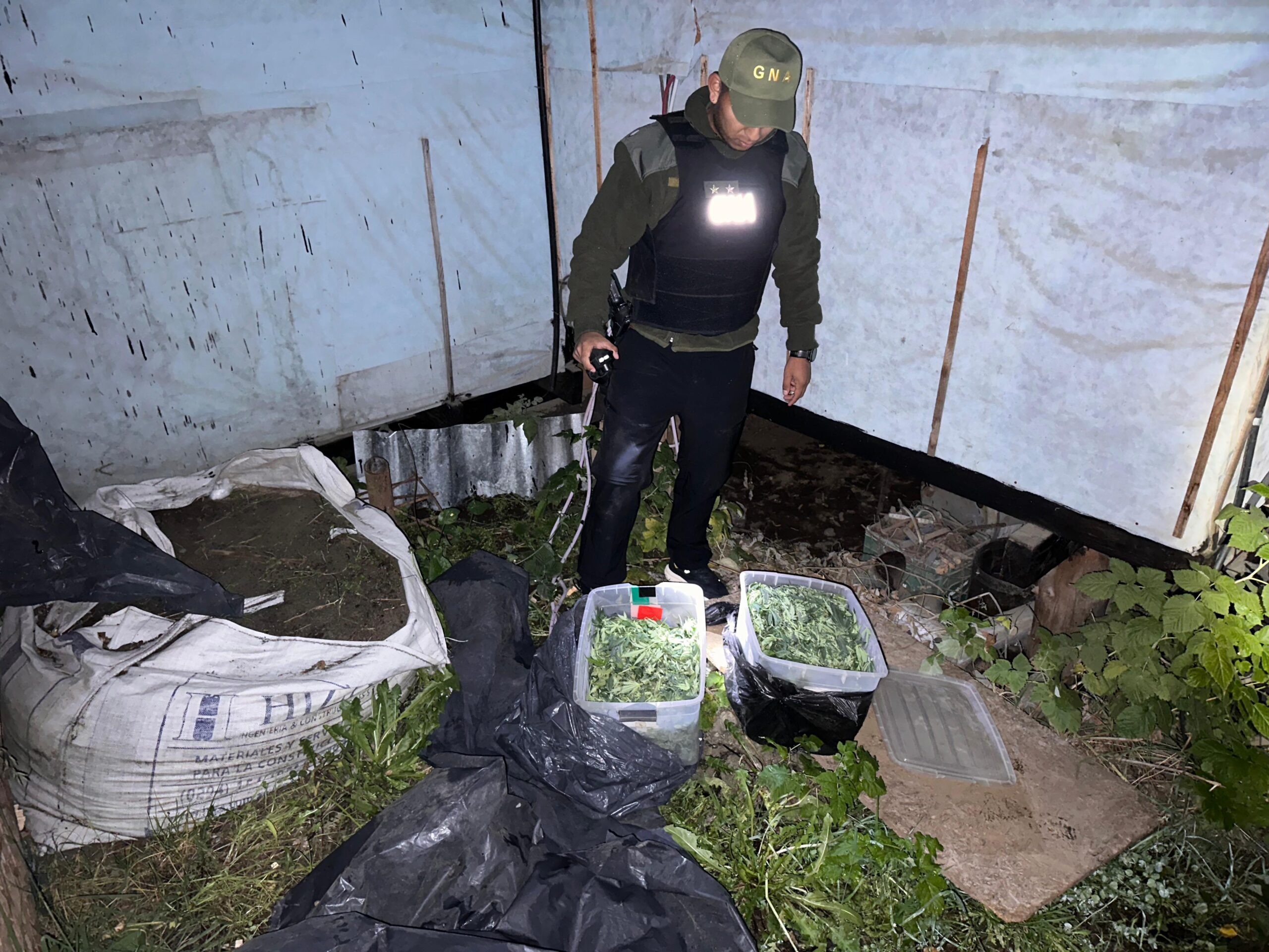 En este momento estás viendo Operativo El jardín secreto: GNA descubrió droga enterrada en una vivienda de Bariloche