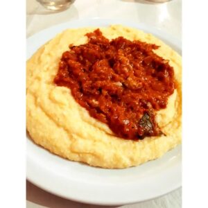 Lee más sobre el artículo Polenta cremosa con salsa de tomate y verduras