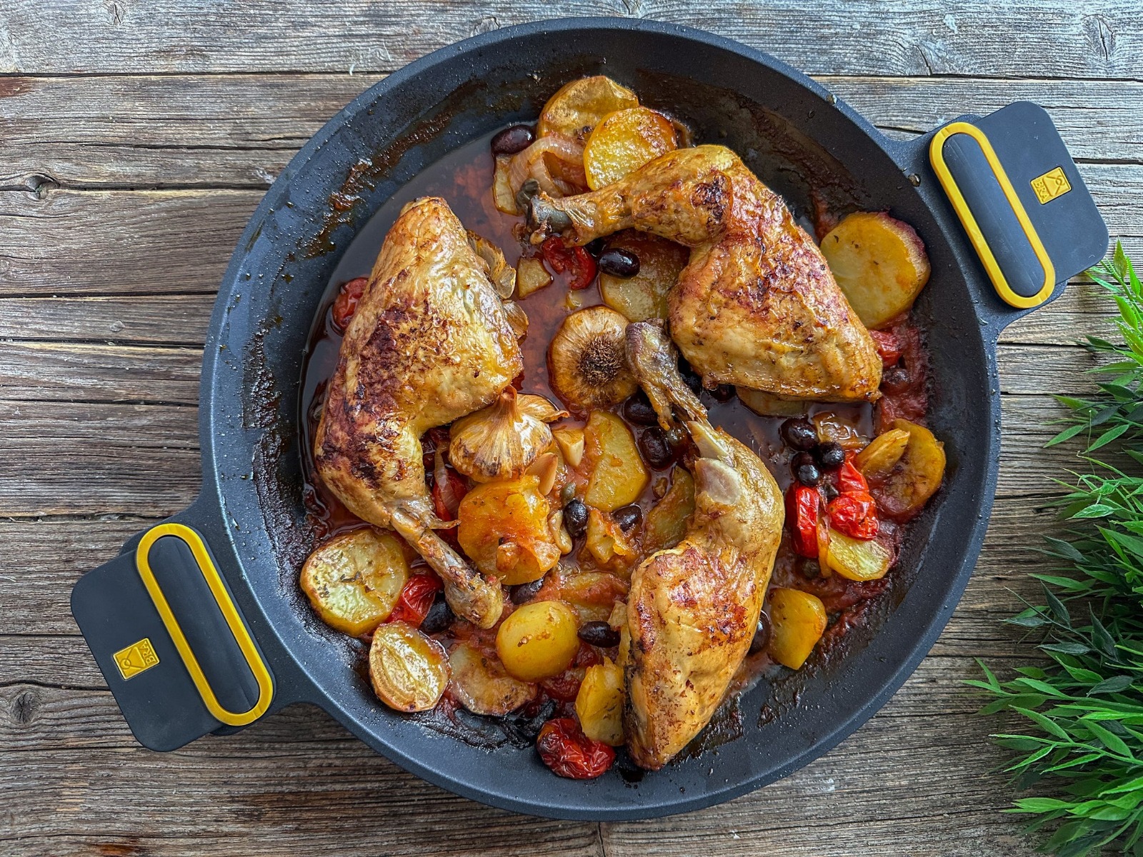 Lee más sobre el artículo Pollo al horno con papas y tomates cherry