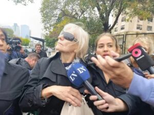 Lee más sobre el artículo Una de las jubiladas que le prestaron US$ 200 mil a Manuel Adorni declaró que no lo conocía