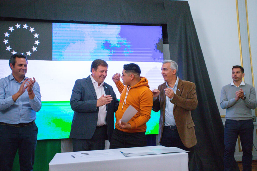 Weretilneck anunció plan de energía que llevará luz a familias rurales