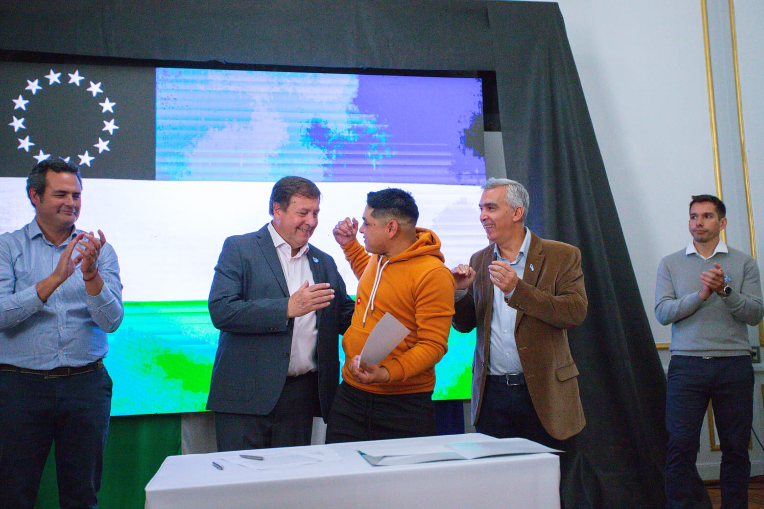 En este momento estás viendo Weretilneck anunció plan de energía que llevará luz a familias rurales