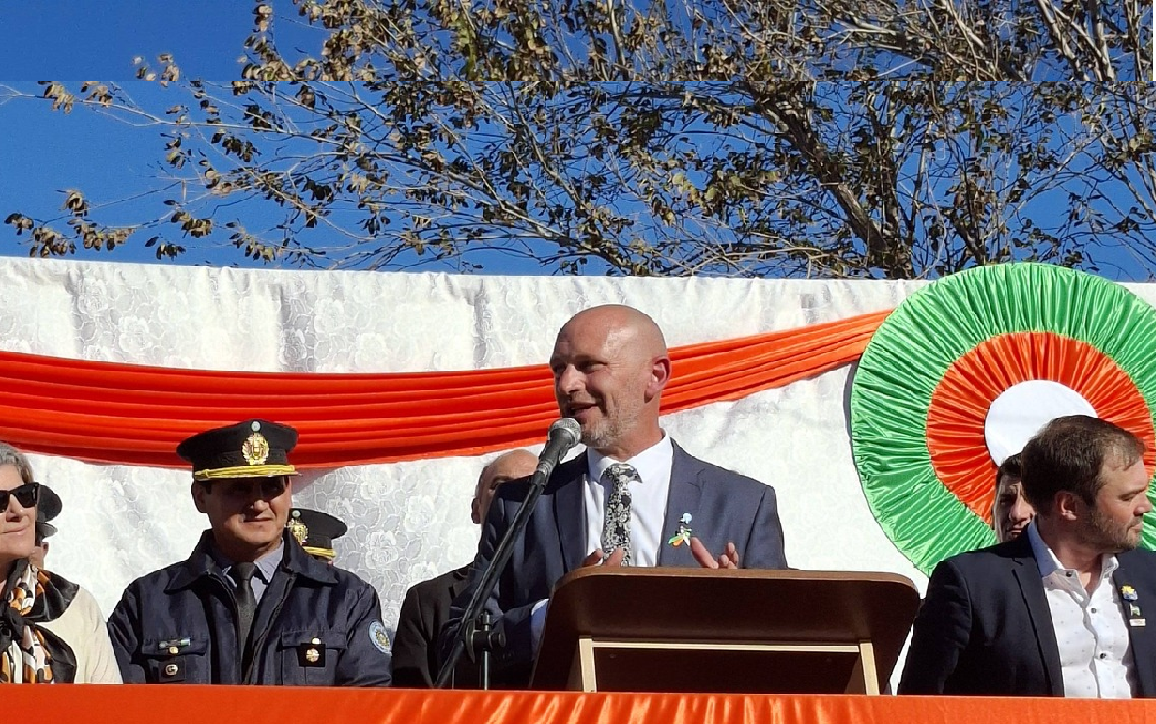 En este momento estás viendo Fernández Oro celebró sus 95 años con desfile, anuncios de obras y firmas clave para el desarrollo urbano