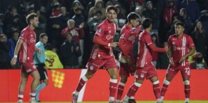 Lee más sobre el artículo Argentinos Juniors venció 2-0 a Lanús en los octavos y jugará frente a Huracán