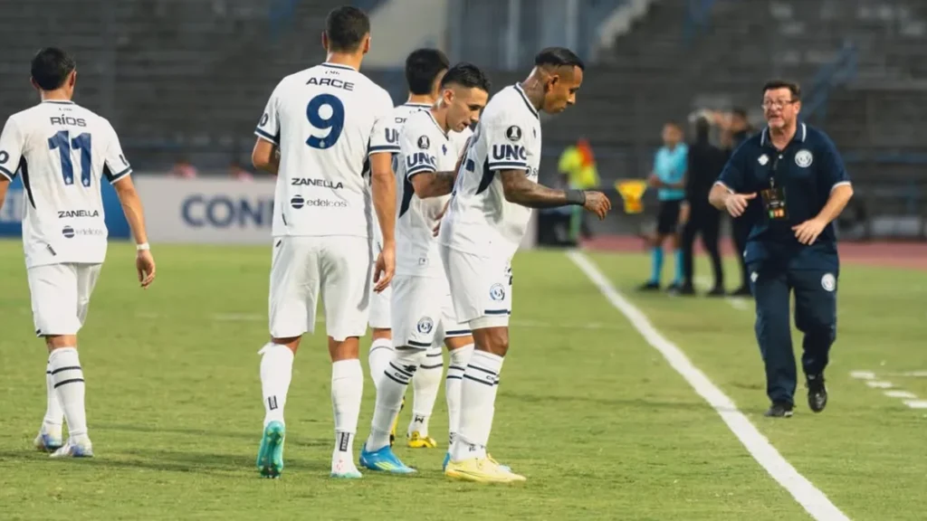 Independiente Rivadavia venció 4 a 2 a Deportivo La Guaira en Venezuela y es más líder que nunca