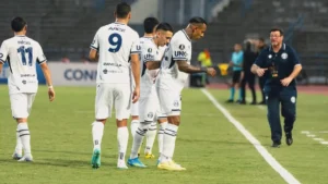 Lee más sobre el artículo Independiente Rivadavia venció 4 a 2 a Deportivo La Guaira en Venezuela y es más líder que nunca