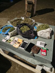 Lee más sobre el artículo Golpe al narcotráfico en Río Negro: un llamado anónimo activó el operativo “Valijas Verdes” y terminó con dos detenidos