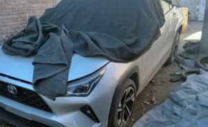 Lee más sobre el artículo Robaron un Toyota Yaris y lo hallaron oculto bajo nylon en la calle Circunvalación de Cipolletti