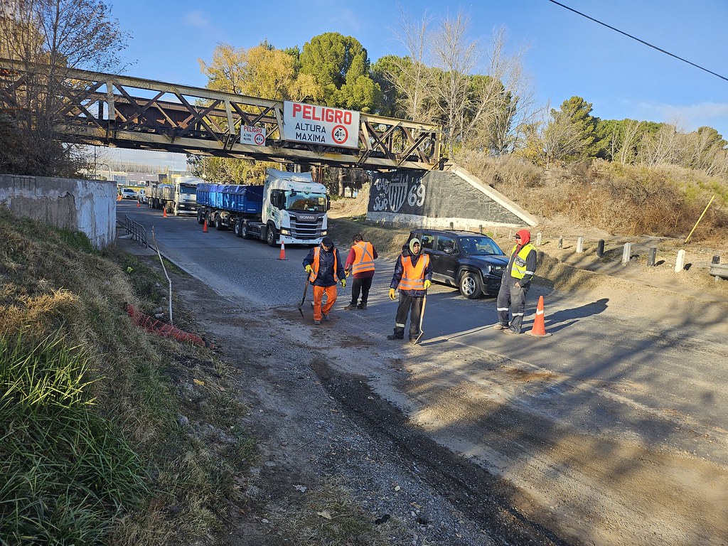 Operativo de bacheo en la Ruta Nacional 22 mejora la transitabilidad bajo el Puente Ferroviario