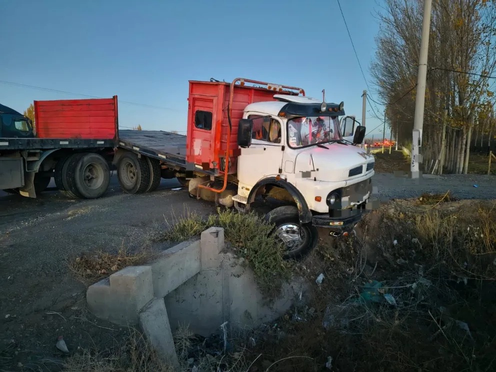 Fuerte choque sobre Ruta 22: un camión terminó dentro de un canal en Cipolletti