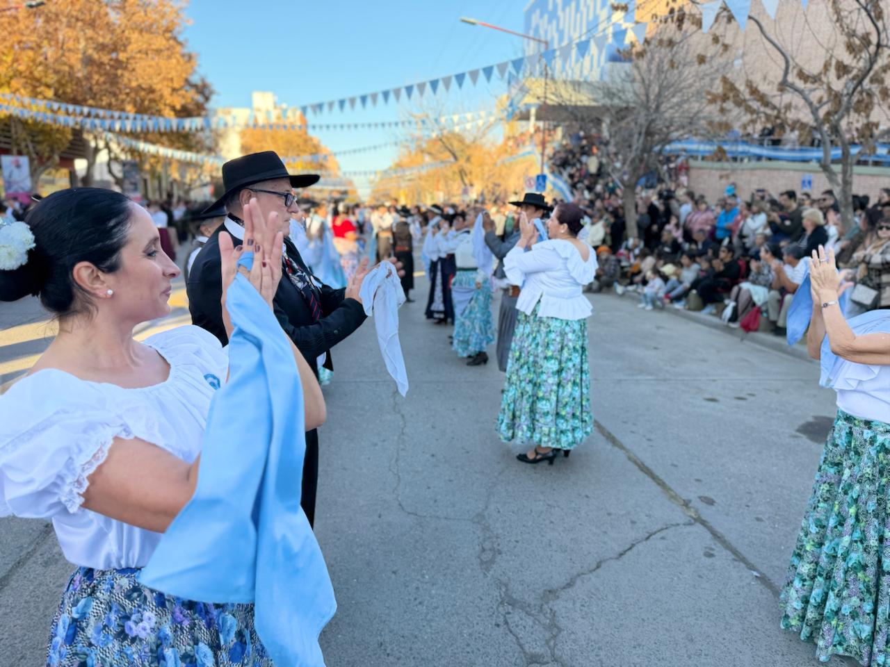 Lee más sobre el artículo Cipolletti celebró el 25 de Mayo con un multitudinario acto y un Pericón gigante