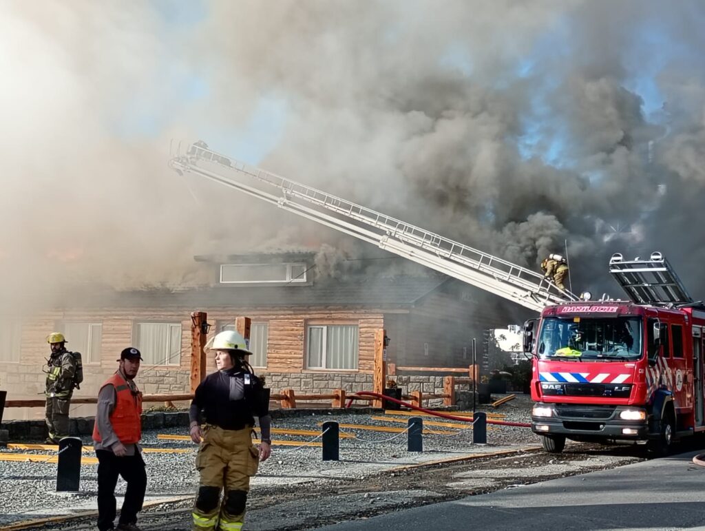 Voraz incendio destruyó gran parte del histórico Hotel Huemul de Bariloche