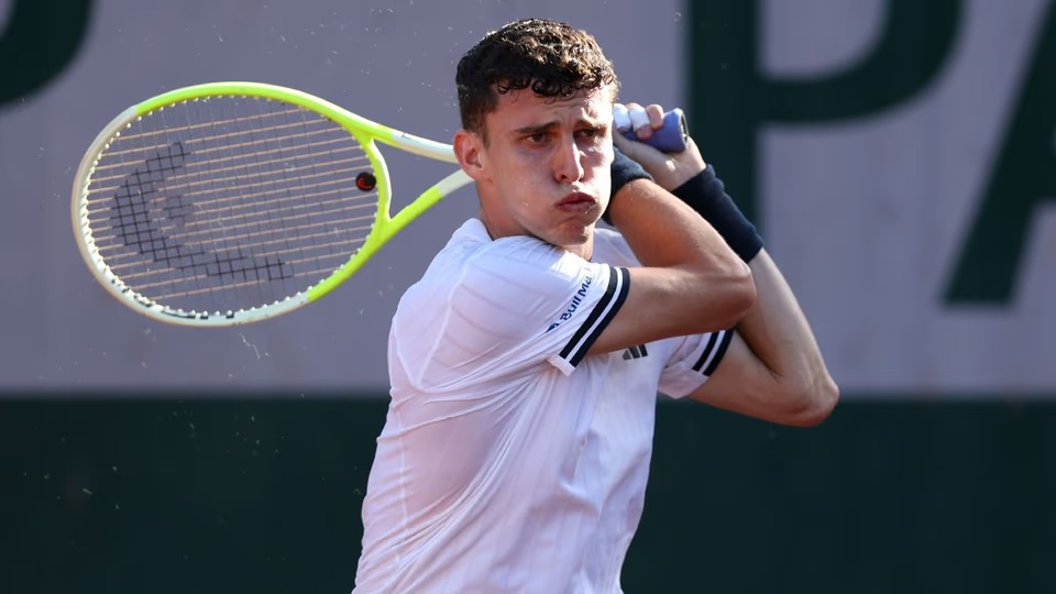 Juan Manuel Cerúndolo dio el batacazo en Roland Garros y eliminó al número 1 del mundo