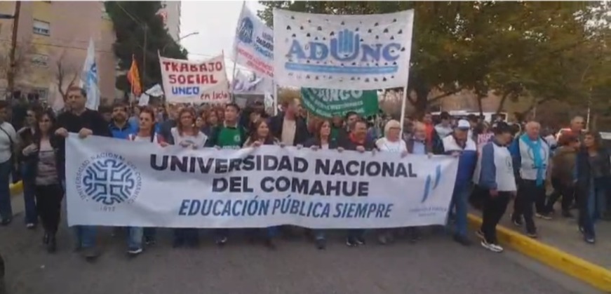 Lee más sobre el artículo Masiva movilización en Neuquén: miles de personas reclamaron por el financiamiento universitario