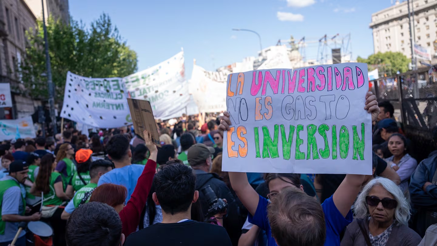 En este momento estás viendo Marcha Federal Universitaria: estudiantes y docentes se movilizan a Plaza de Mayo por el financiamiento educativo