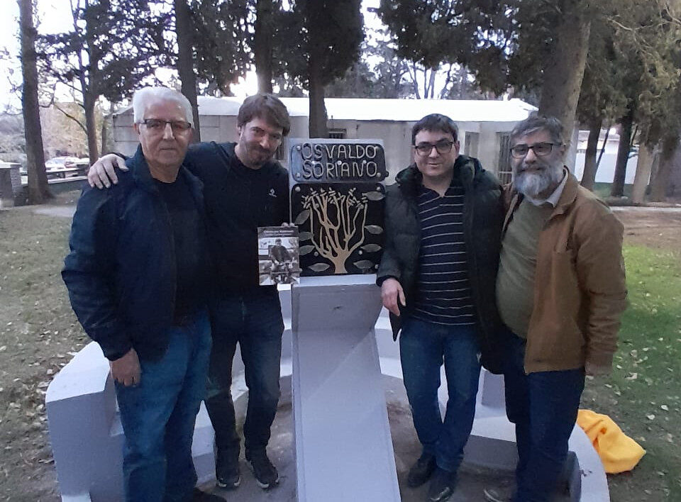 En este momento estás viendo Cipolletti rinde homenaje a Osvaldo Soriano con la inauguración de una placa conmemorativa