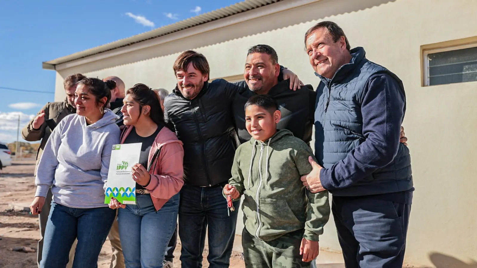 En este momento estás viendo Más viviendas en Cipolletti: 31 familias recibieron su nuevo hogar