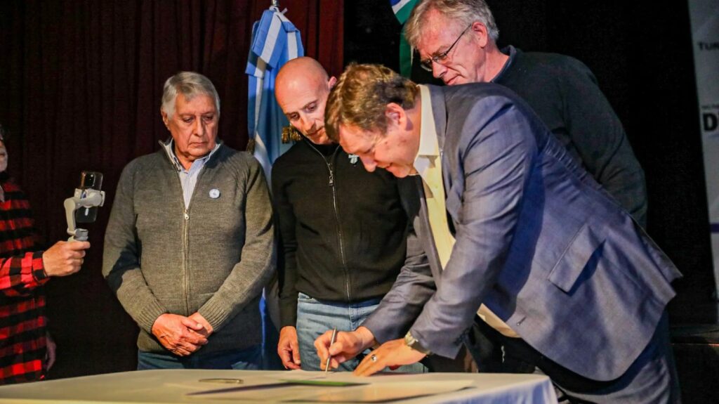 Weretilneck firmó contrato de obra para construir el Hospital de Dina Huapi