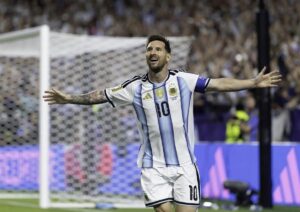 Lee más sobre el artículo Con un hat-trick de Messi, la Selección debutó goleando 3 a 0 a Argelia