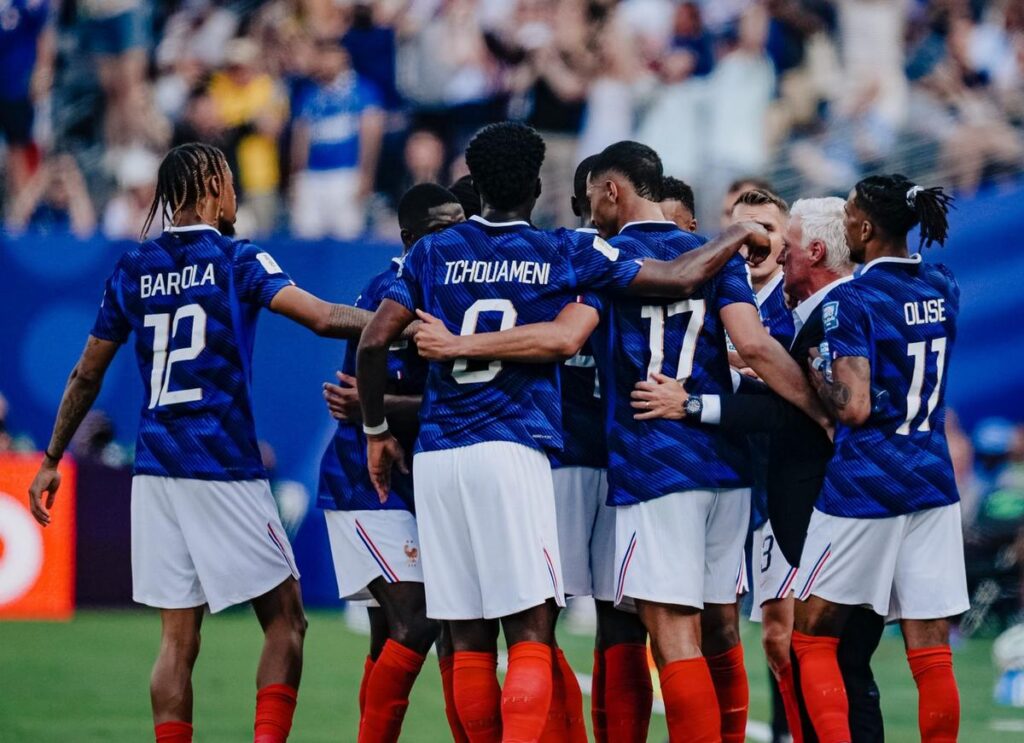 Con doblete de Mbappé, Francia goleó a Suecia y se metió en octavos de final