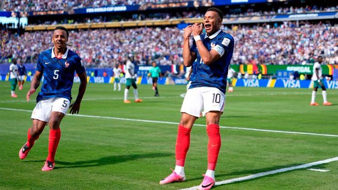 Francia arrancó con el pie derecho y venció a Senegal 3 a 1.