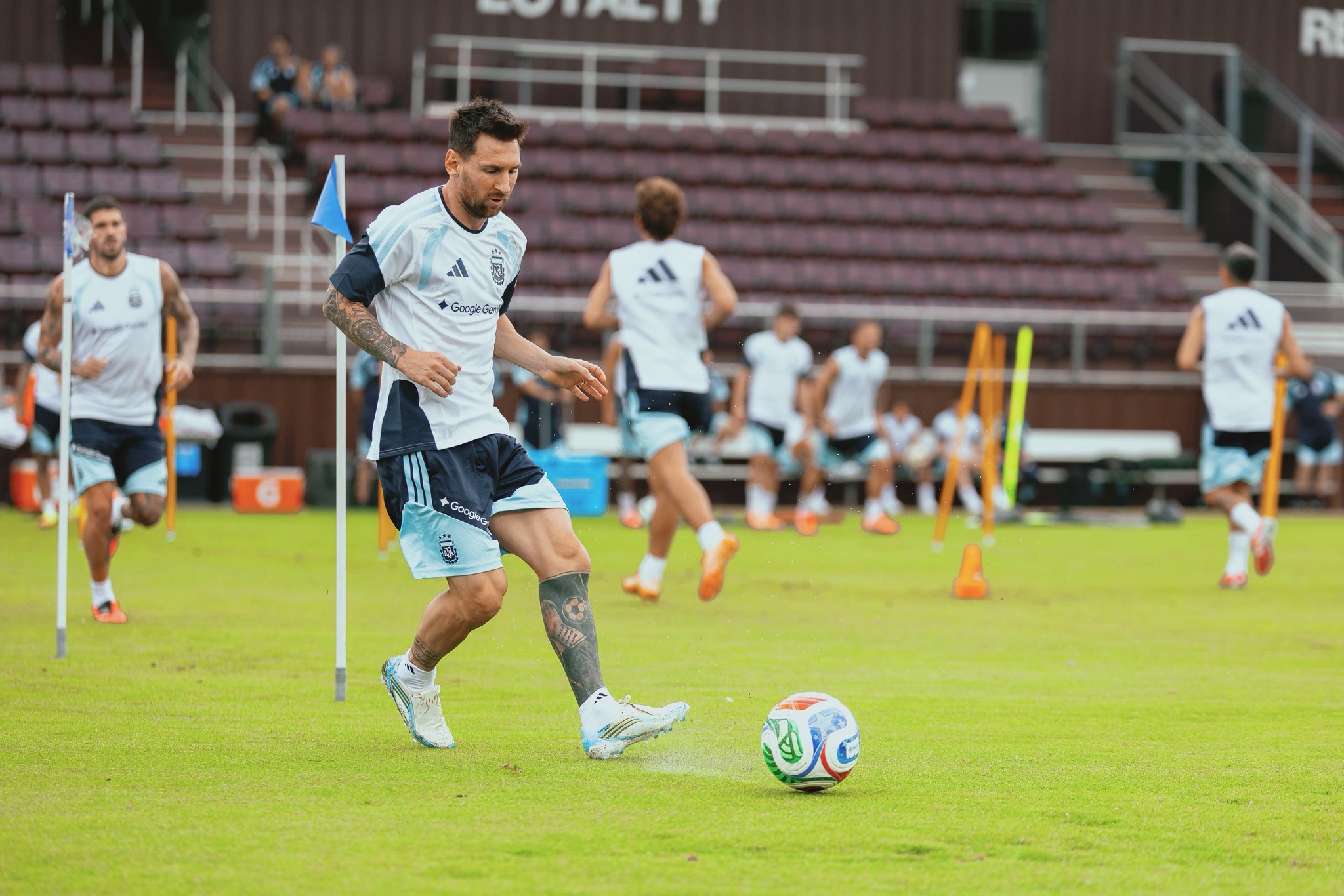 En este momento estás viendo Mundial 2026: Argentina recupera jugadores y ya está en Alabama para el segundo amistoso