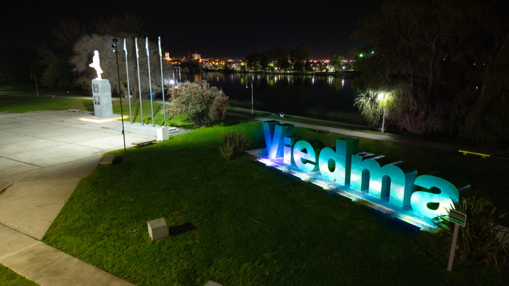 Viedma se iluminó de azul por los océanos
