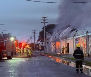 Lee más sobre el artículo Incendio en el depósito de La Anónima: Fiscalía descarta un origen intencional y avanza sobre una nueva hipótesis