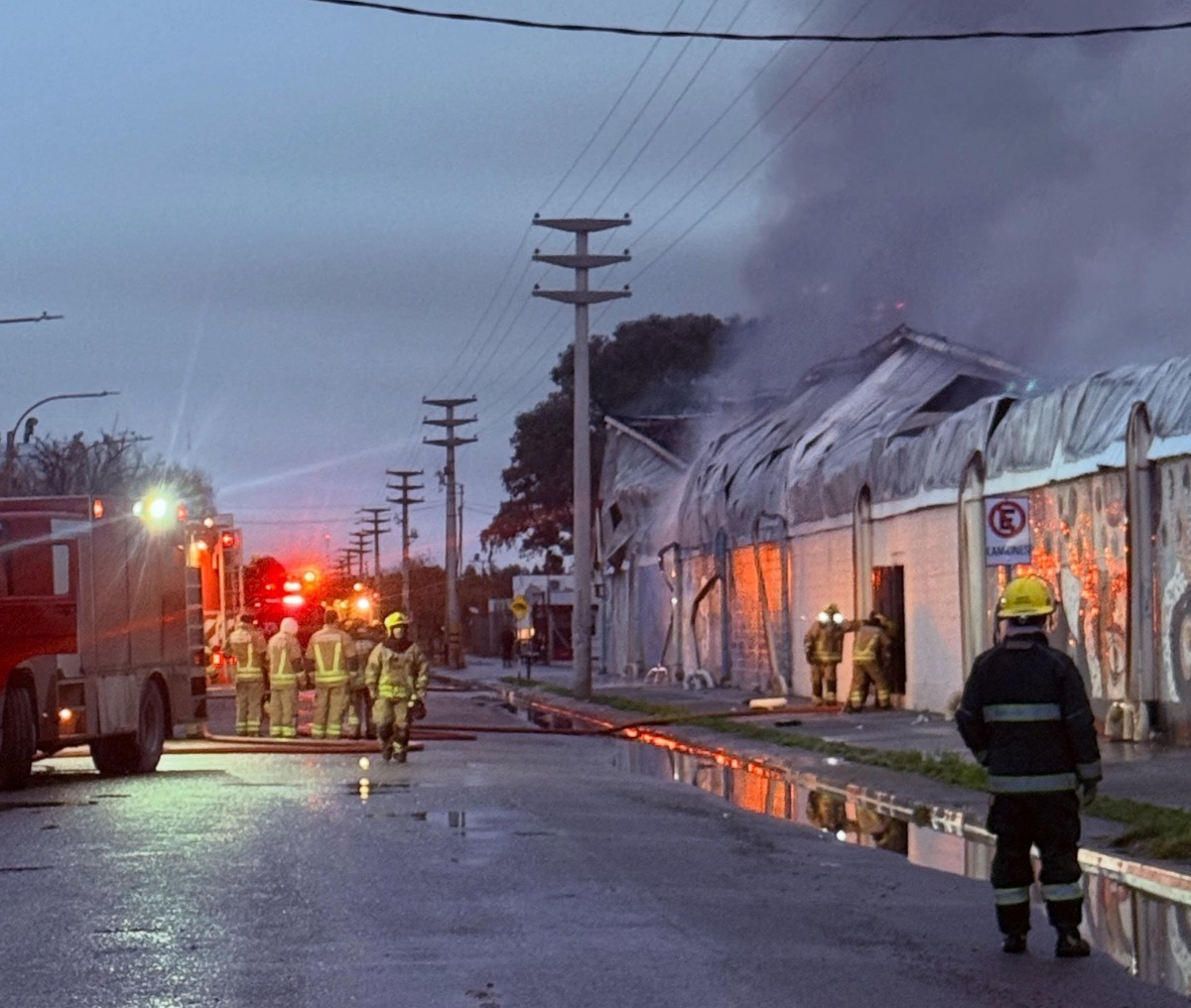 En este momento estás viendo Incendio en el depósito de La Anónima: Fiscalía descarta un origen intencional y avanza sobre una nueva hipótesis