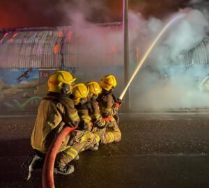 Lee más sobre el artículo Incendio en La Anónima: Bomberos aún no pudieron realizar pericias y destacan la respuesta de los voluntarios