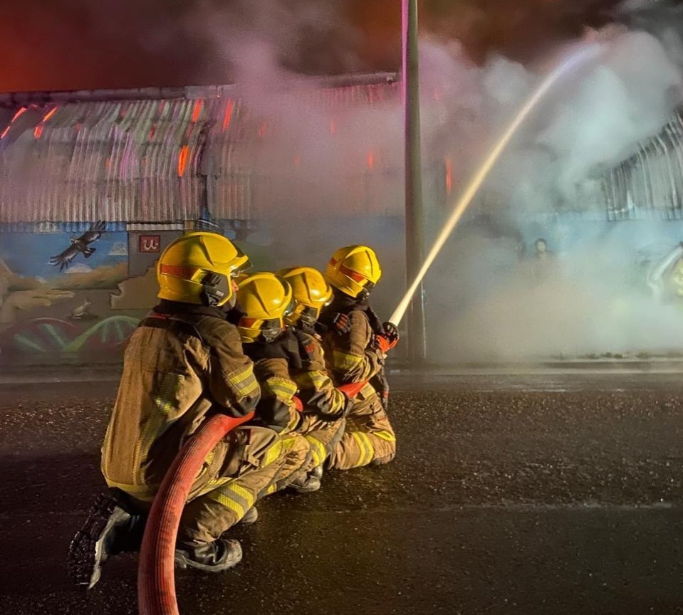 En este momento estás viendo Incendio en La Anónima: Bomberos aún no pudieron realizar pericias y destacan la respuesta de los voluntarios
