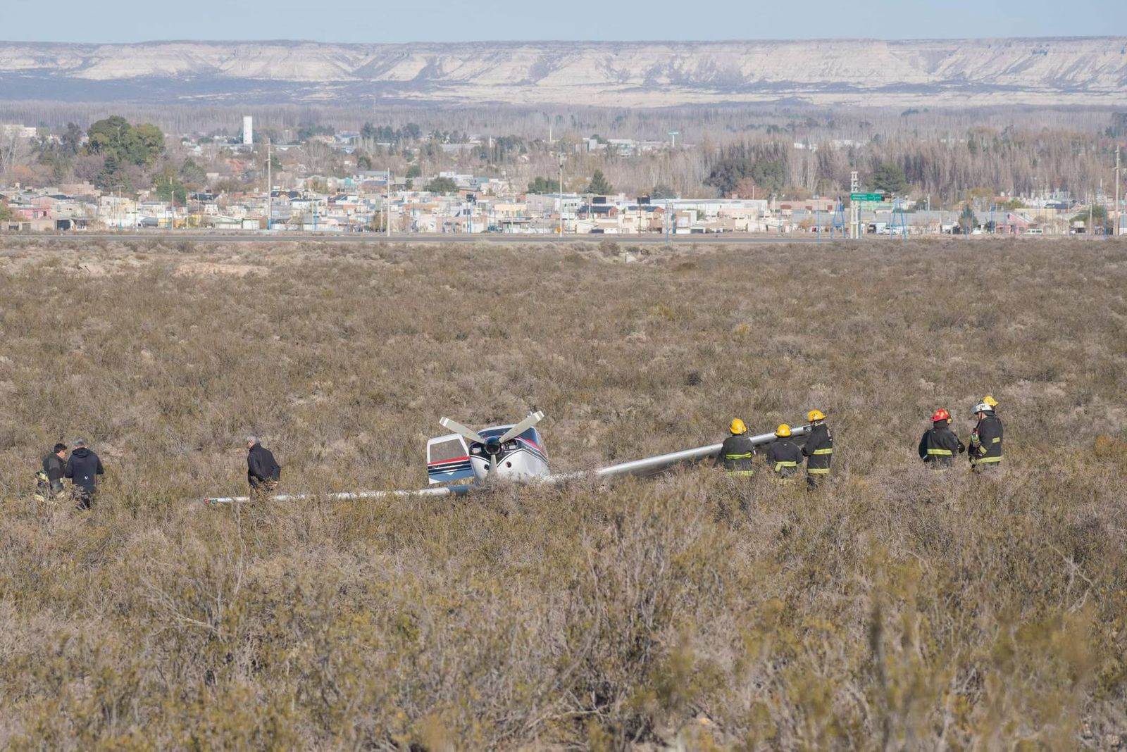 Lee más sobre el artículo Susto en Roca: una avioneta realizó un aterrizaje de emergencia