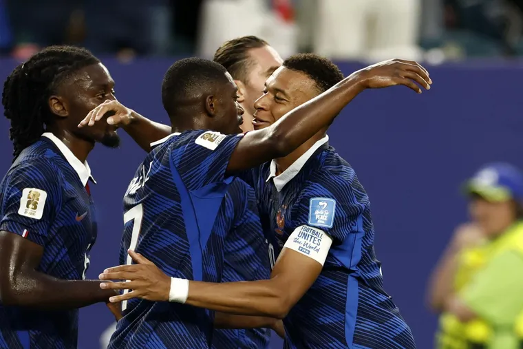 Francia goleó 3-0 a Irak y se metió en 16avos de final