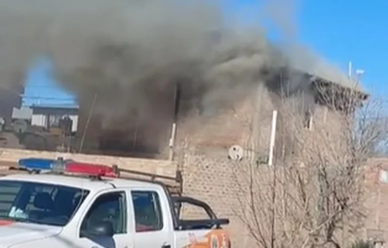 En este momento estás viendo Un cargador enchufado habría causado un incendio en una vivienda