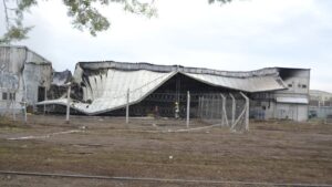 Lee más sobre el artículo No habilitarán el tránsito junto al galpón incendiado por riesgo de derrumbe
