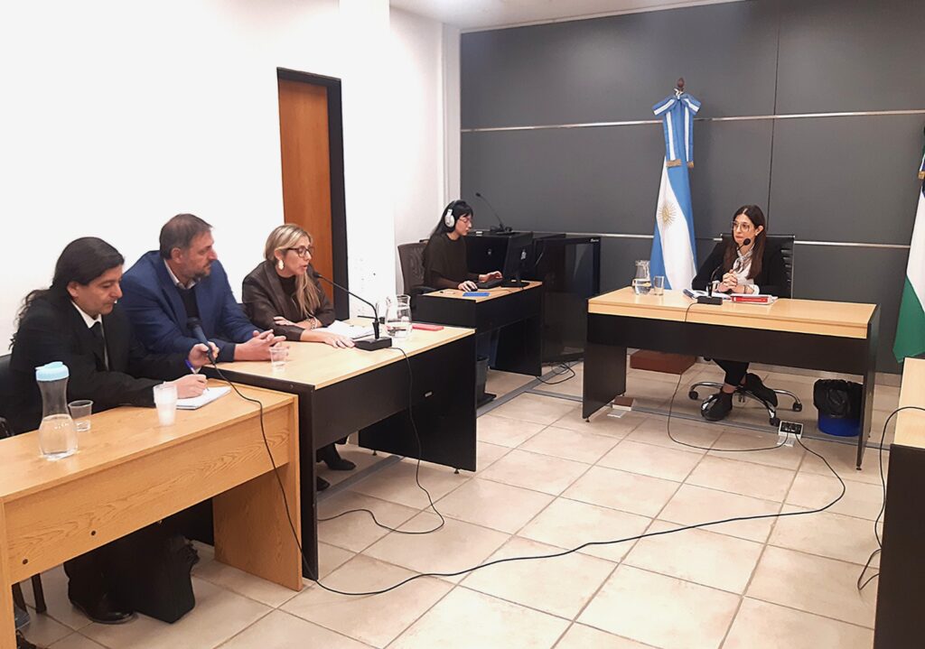 Formulan cargos a una mujer por agresión a vicedirectora en Cipolletti