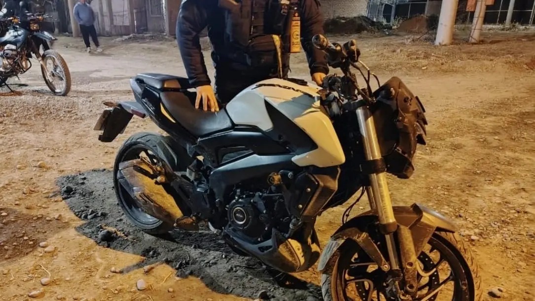 En este momento estás viendo Escapaban en una moto robada y terminaron detenidos