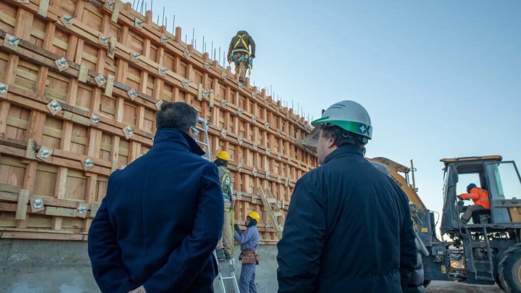Weretilneck recorrió la obra de agua que marcará el futuro de SAO y la zona