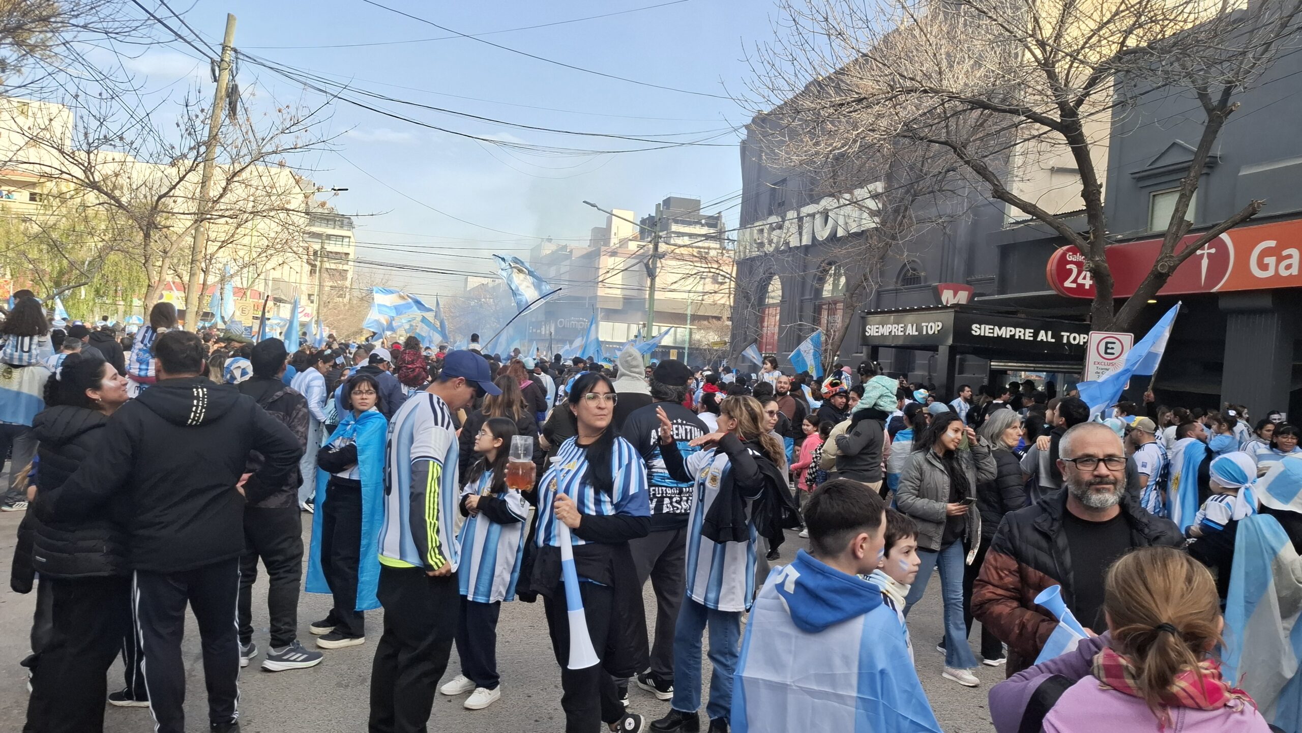 En este momento estás viendo Cipolletti se vistió de celeste y blanco: así se vivió el festejo