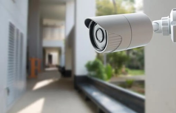 Tensión por una cámara de vigilancia: una vecina denunció que invadían su privacidad