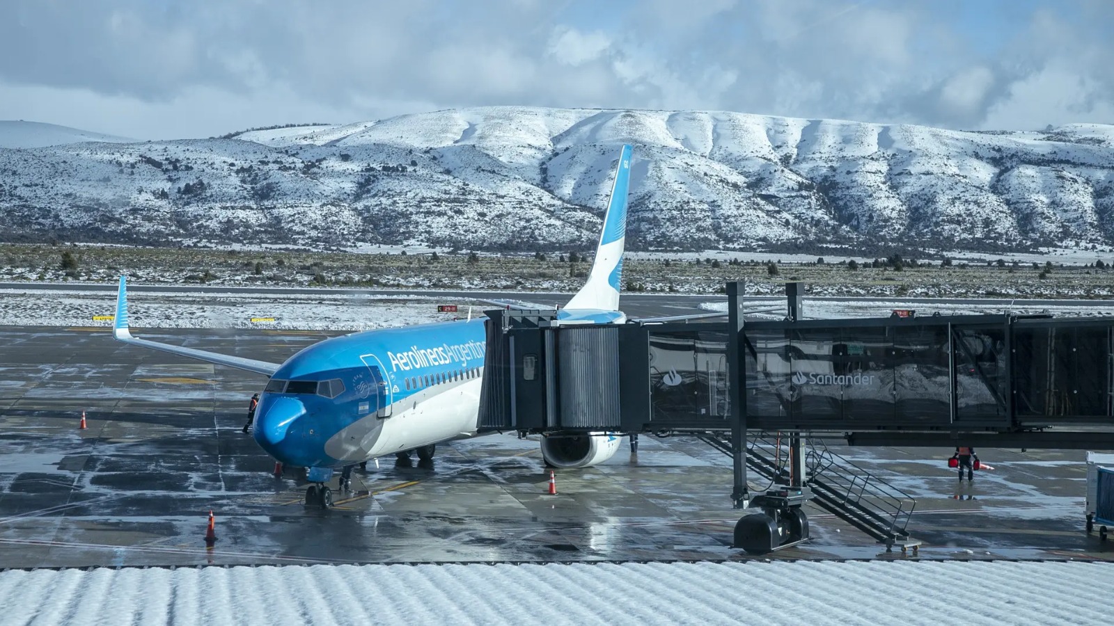 En este momento estás viendo Hasta 35 vuelos diarios consolidan el invierno en Bariloche